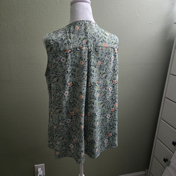 🔥 2/$9 or 3/$13   Anyally Floral V-Neck Sleeveless Blouse - Picture 2 of 5